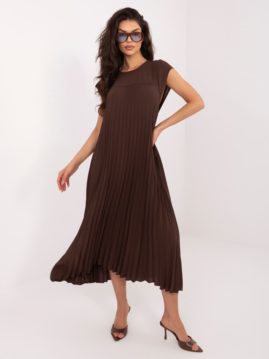 Braunes ärmelloses Midi-Kleid mit Knöpfen