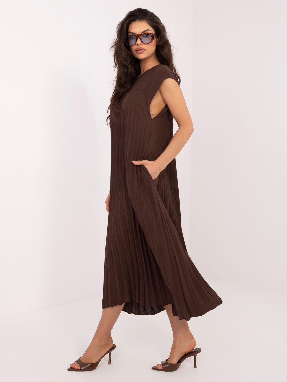 Braunes ärmelloses Midi-Kleid mit Knöpfen