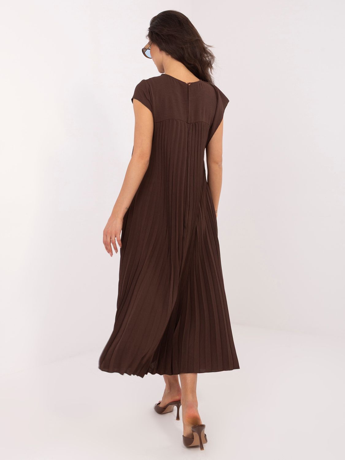 Braunes ärmelloses Midi-Kleid mit Knöpfen