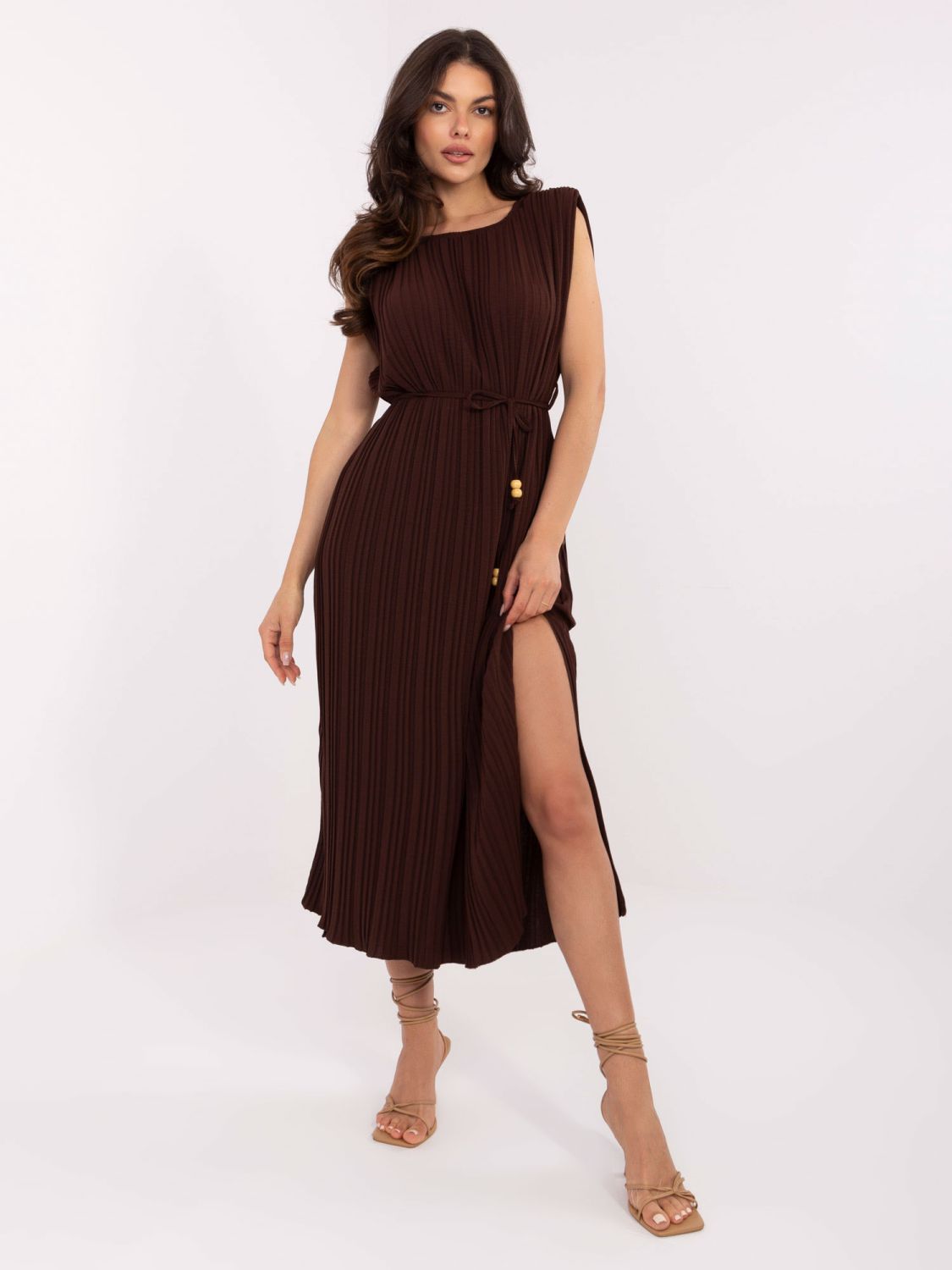 Ausgestellte braune Kleid mit Gürtel