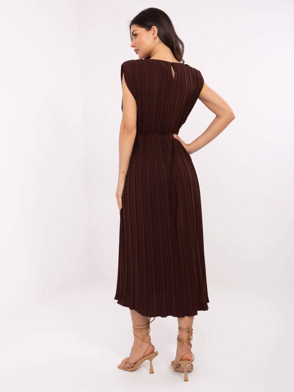 Ausgestellte braune Kleid mit Gürtel