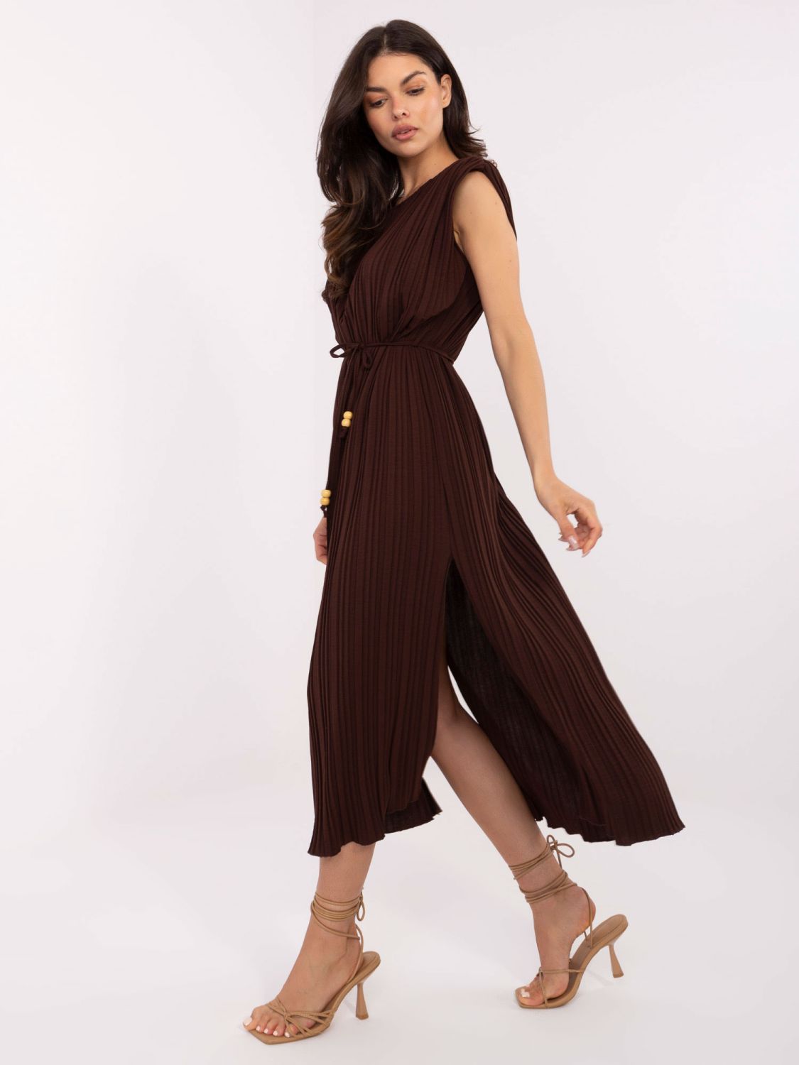 Ausgestellte braune Kleid mit Gürtel