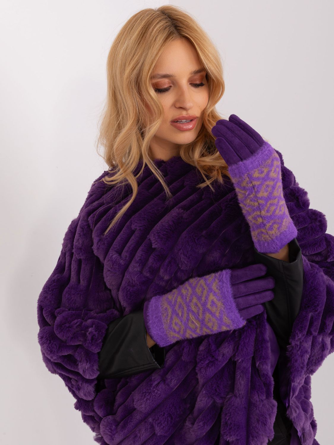 Damenhandschuhe in dunkellila Farbe