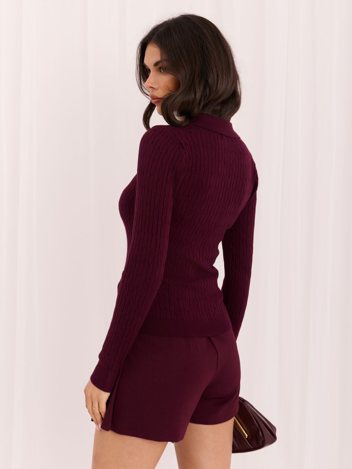 Lila Polopullover mit Kragen und Knöpfen