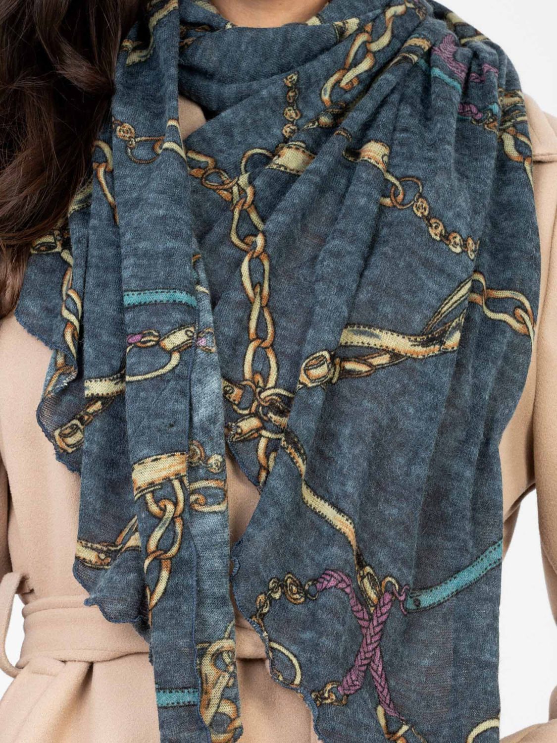 Dunkelblaues Tuch mit Print
