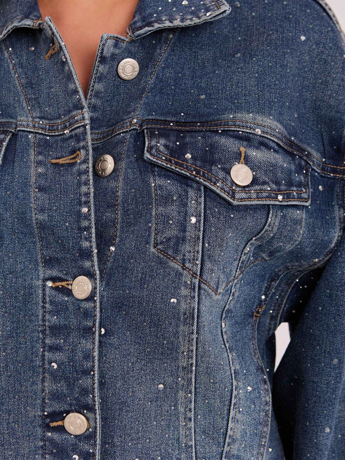 Jeansjacke mit Applikation in Dunkelblau