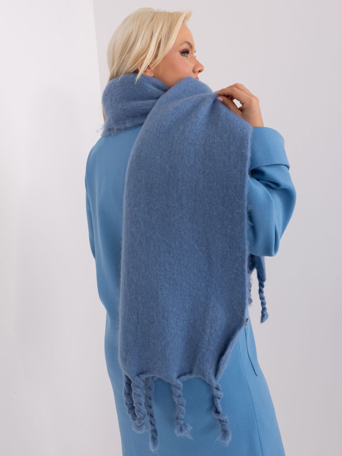 Eleganter dunkelblauer Schal