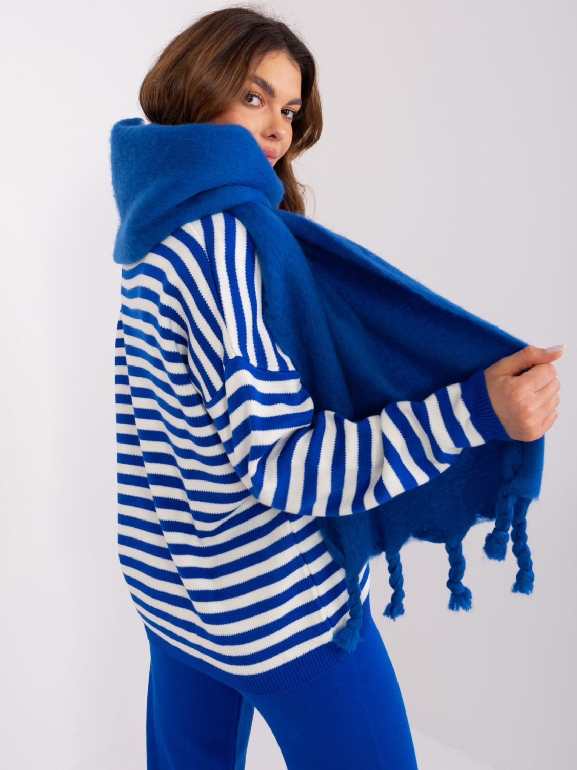 Eleganter blauer Schal