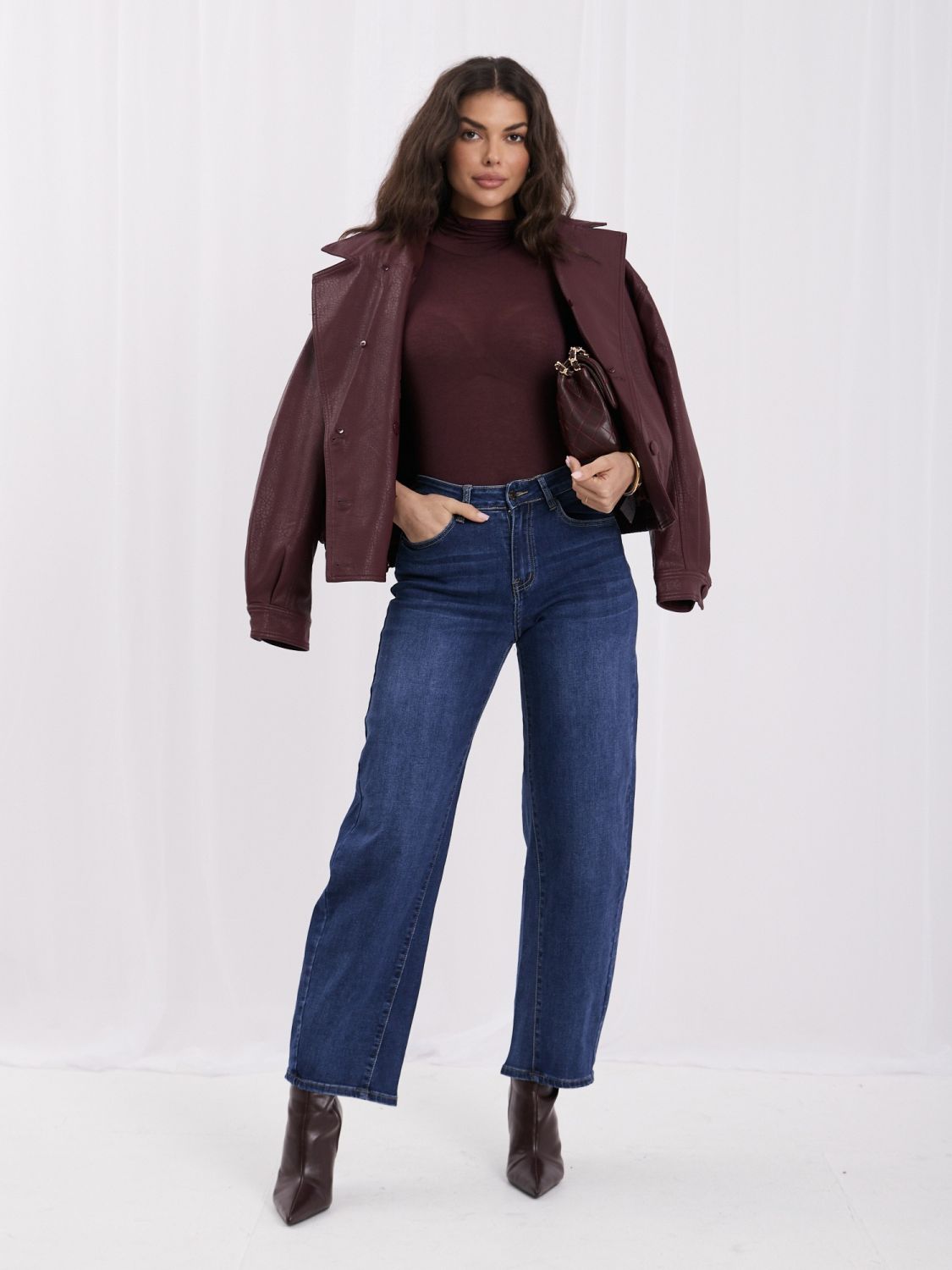 Dunkelblaue Mom Jeans mit hohem Bund