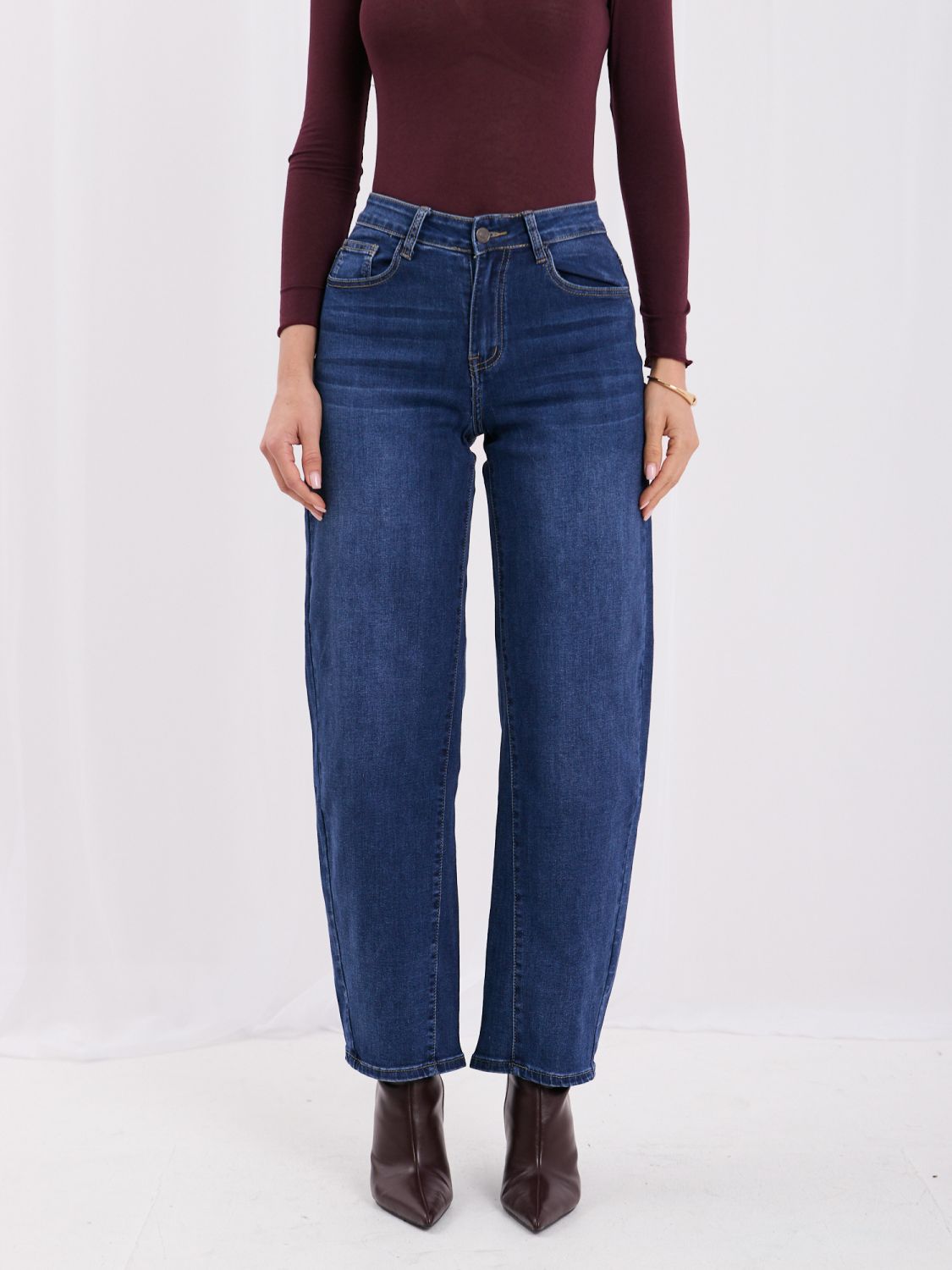 Dunkelblaue Mom Jeans mit hohem Bund
