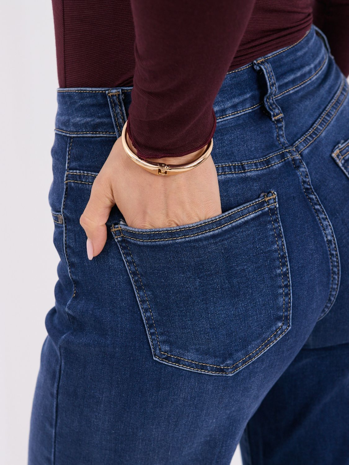 Dunkelblaue Mom Jeans mit hohem Bund