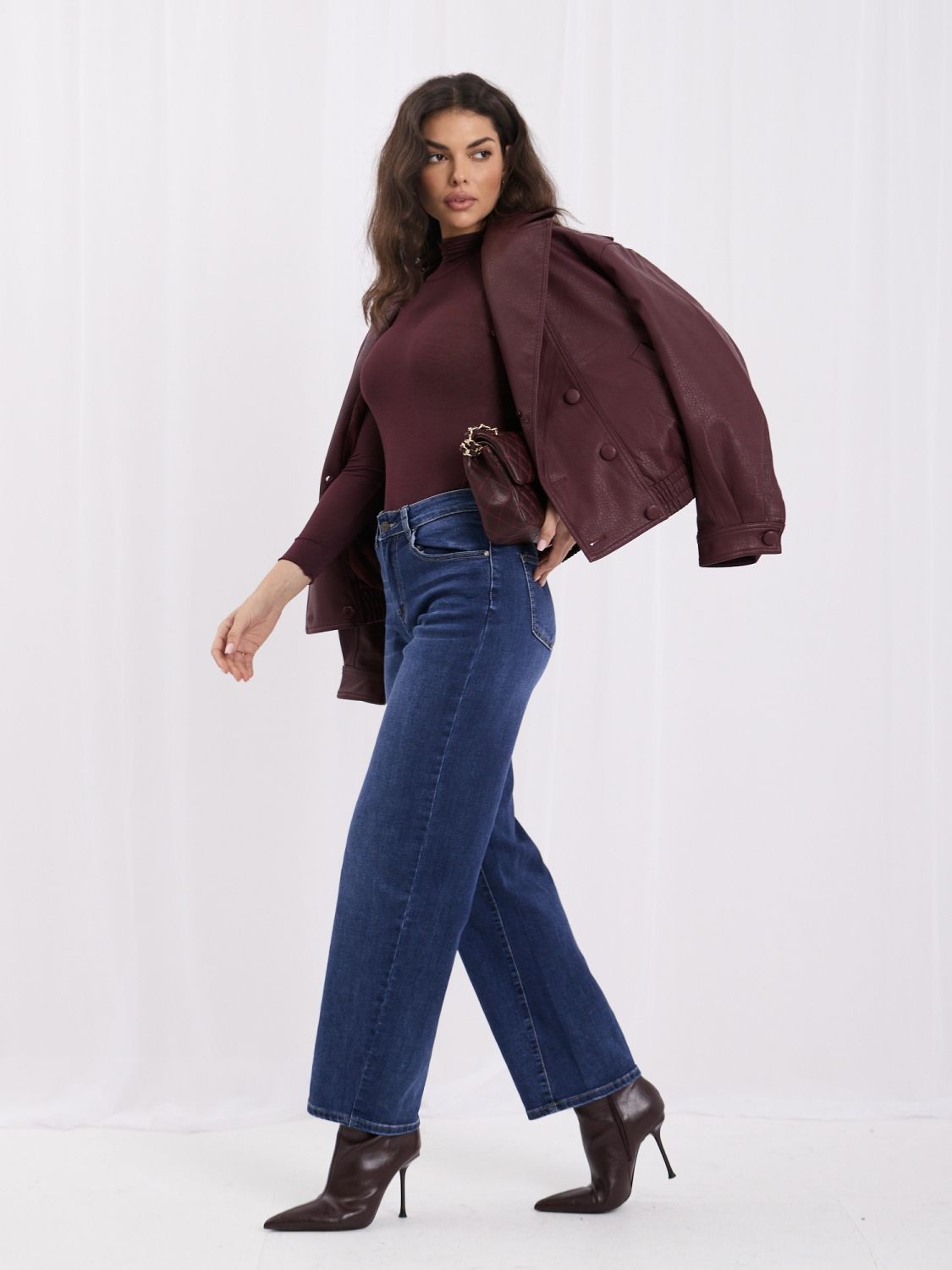 Dunkelblaue Mom Jeans mit hohem Bund