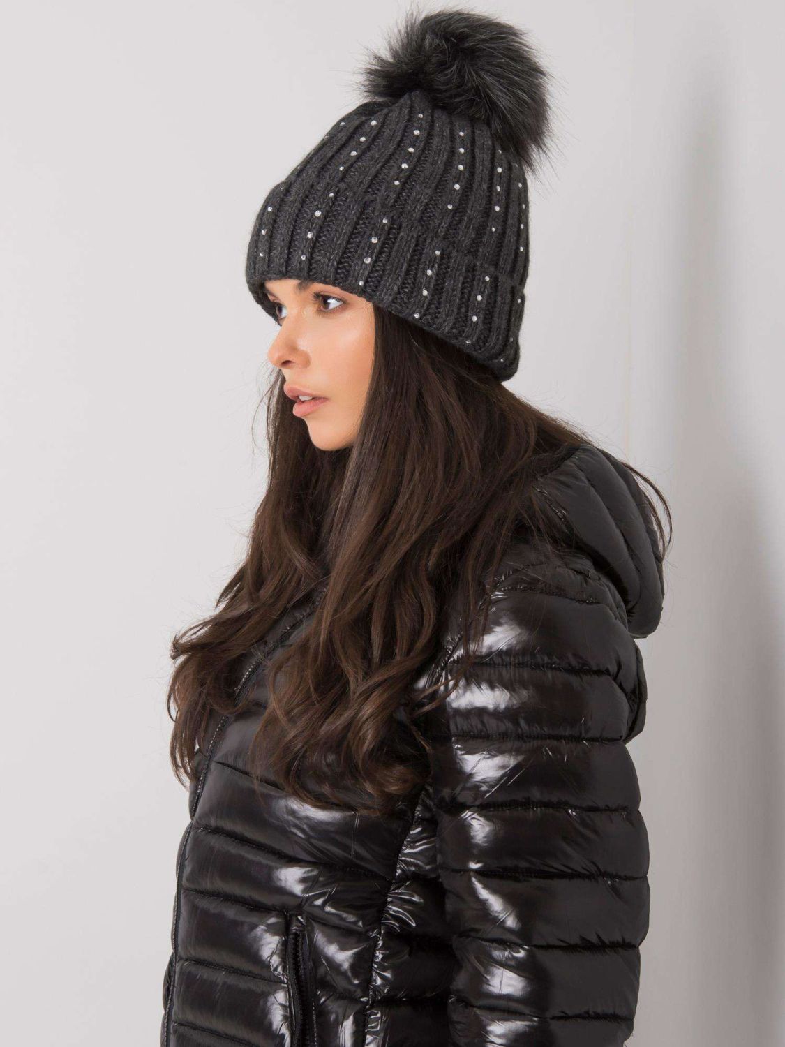 Dunkelgraue gefütterte Mütze mit Applikationen