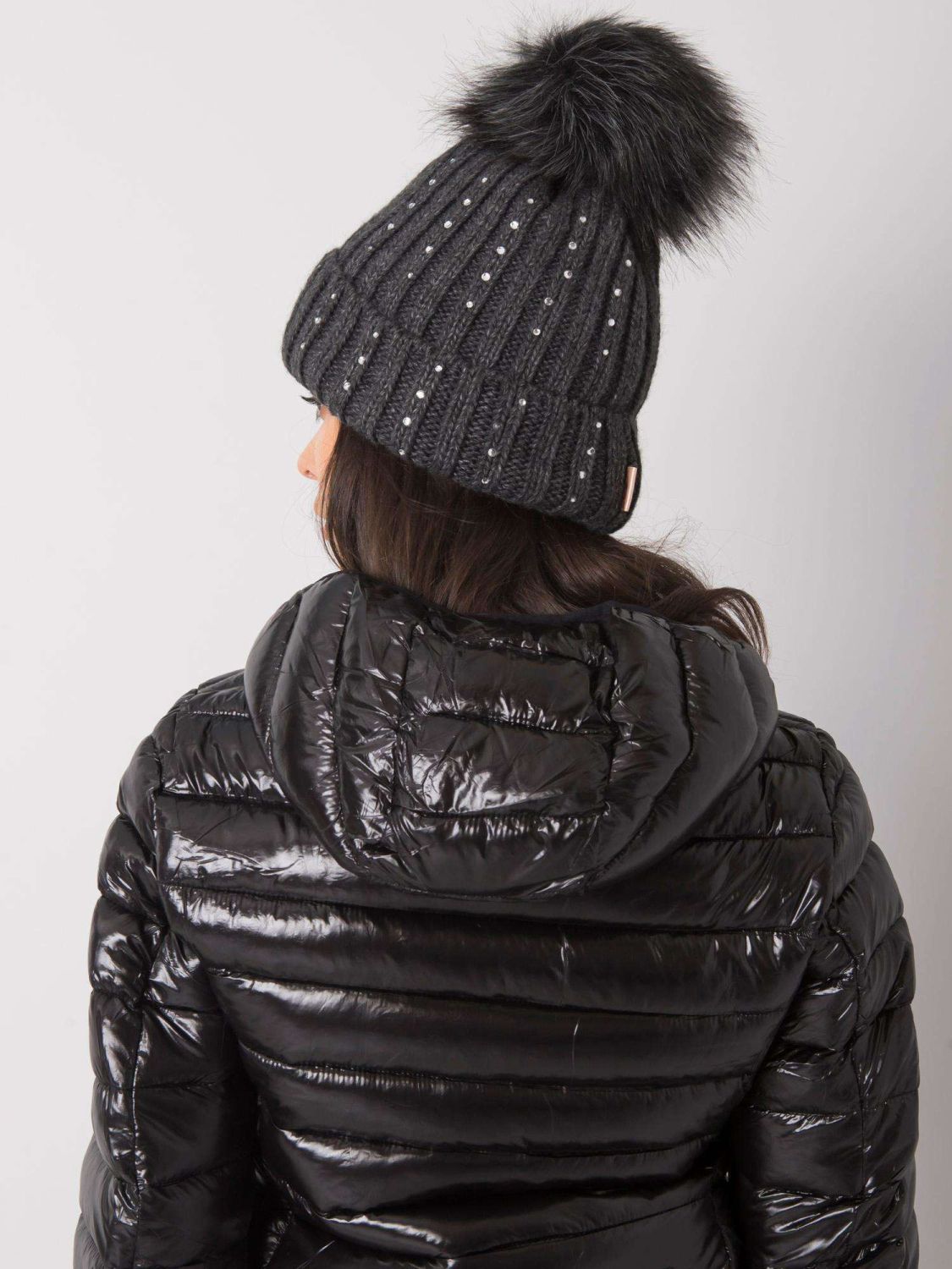 Dunkelgraue gefütterte Mütze mit Applikationen