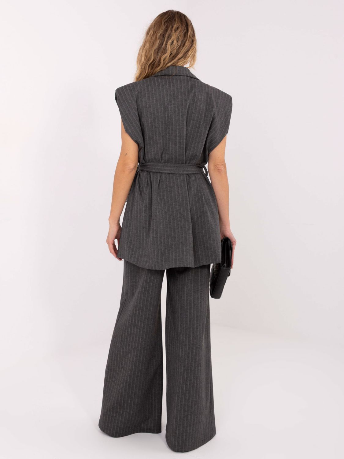 Elegante graue Weste mit Streifen und Bindegürtel