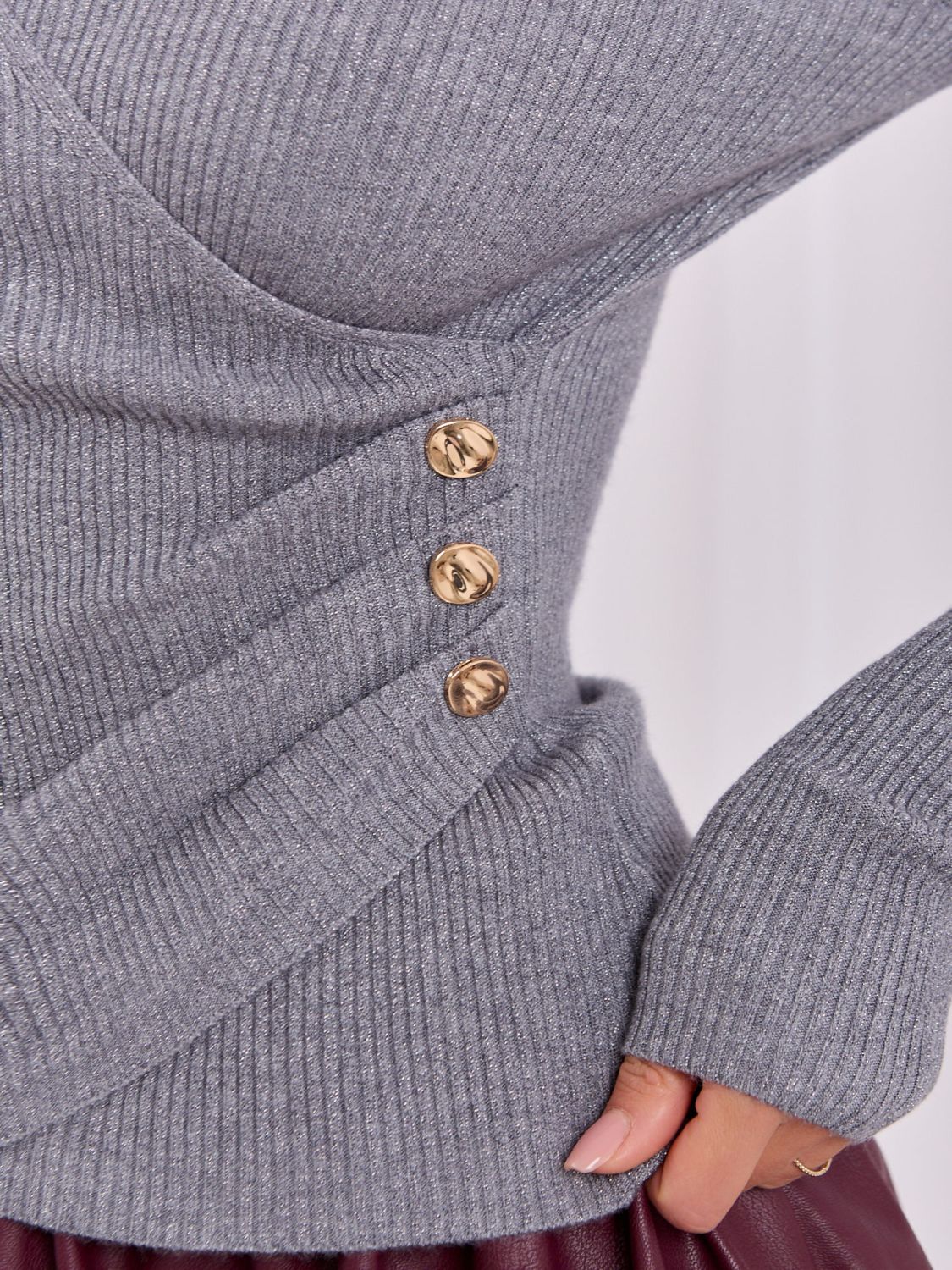 Eleganter grauer Pullover mit Wickelausschnitt