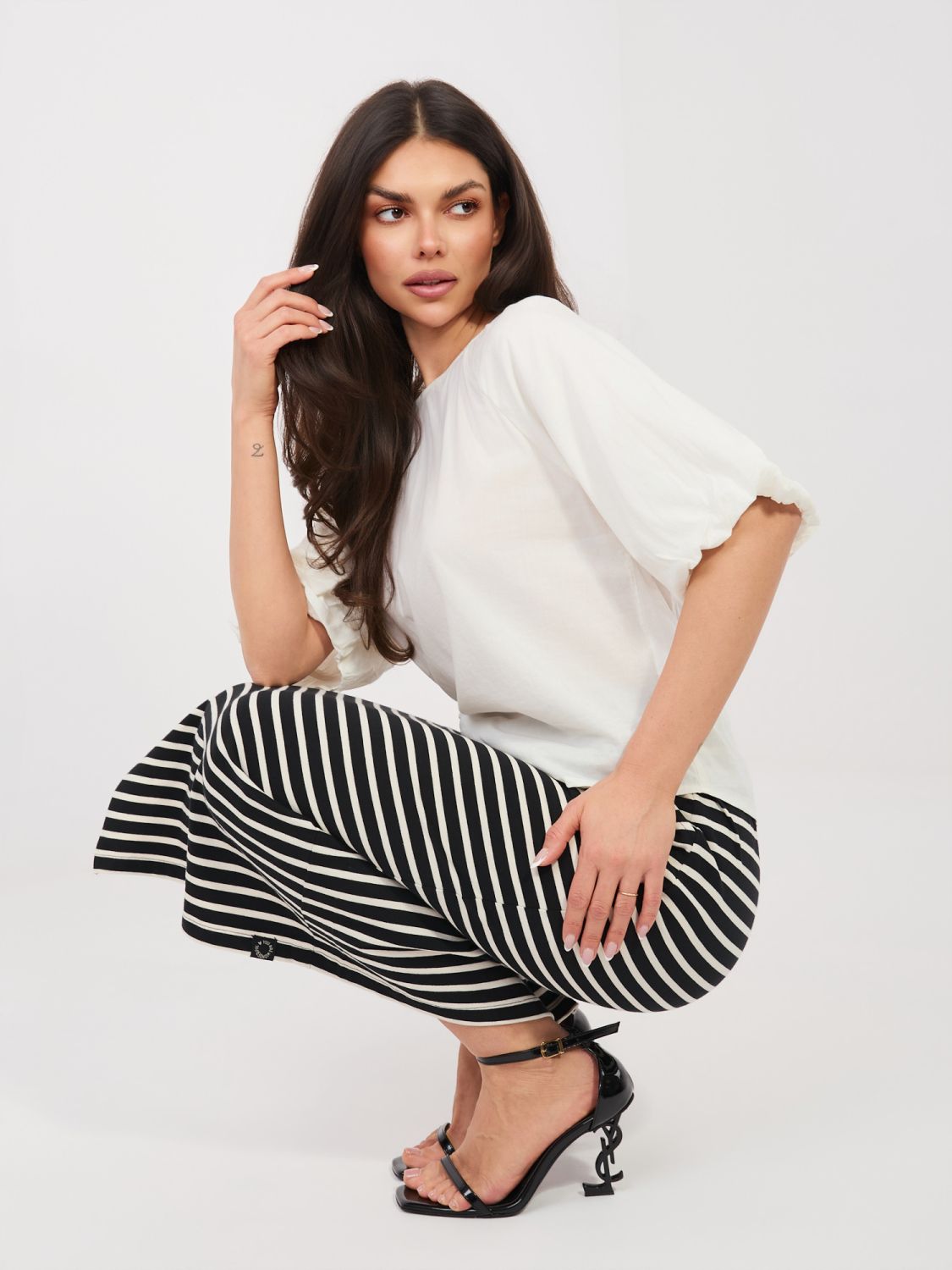 Schwarzer Midi-Rock mit Streifen und Taschen