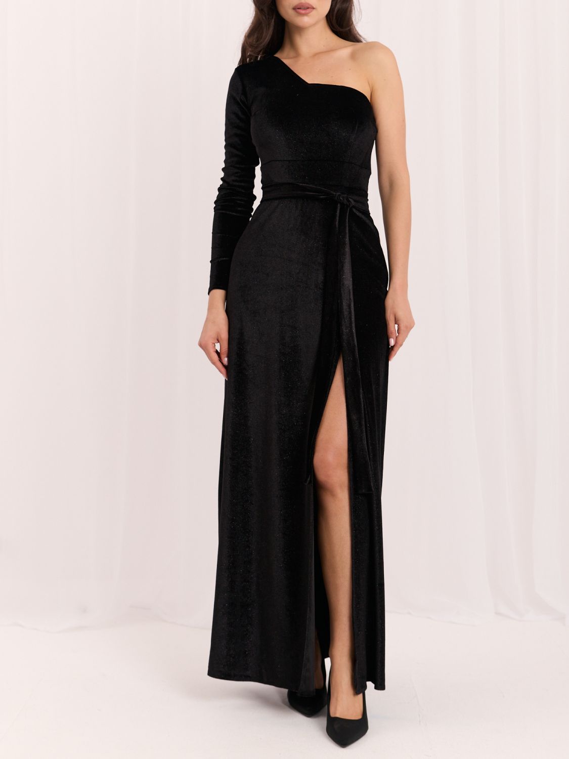 Schwarzes Maxikleid mit Gürtel und asymmetrischem Ausschnitt