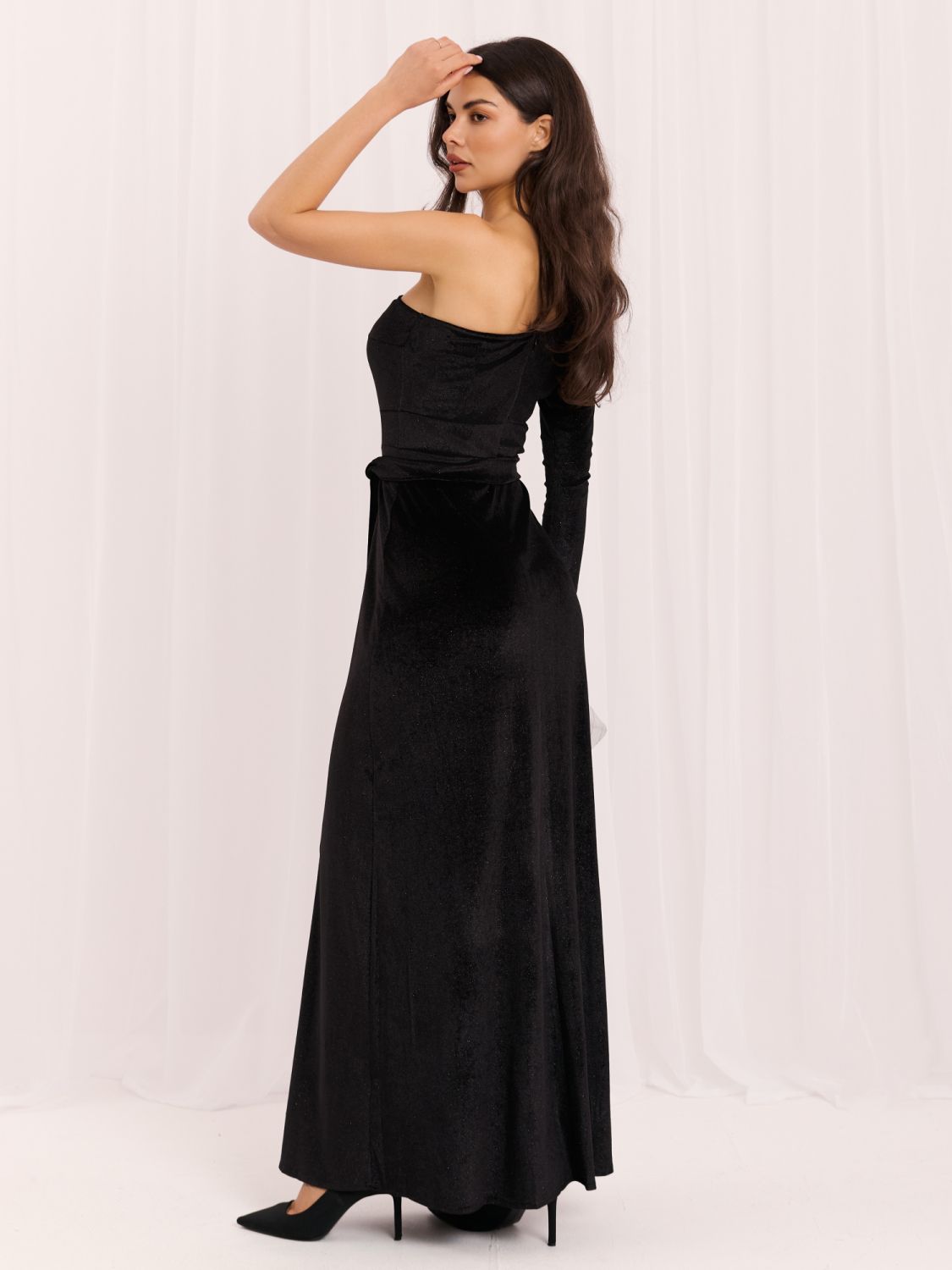 Schwarzes Maxikleid mit Gürtel und asymmetrischem Ausschnitt