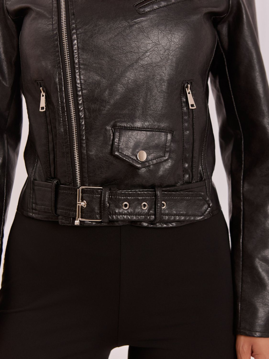 Schwarze Übergangsjacke aus Kunstleder mit Gürtel