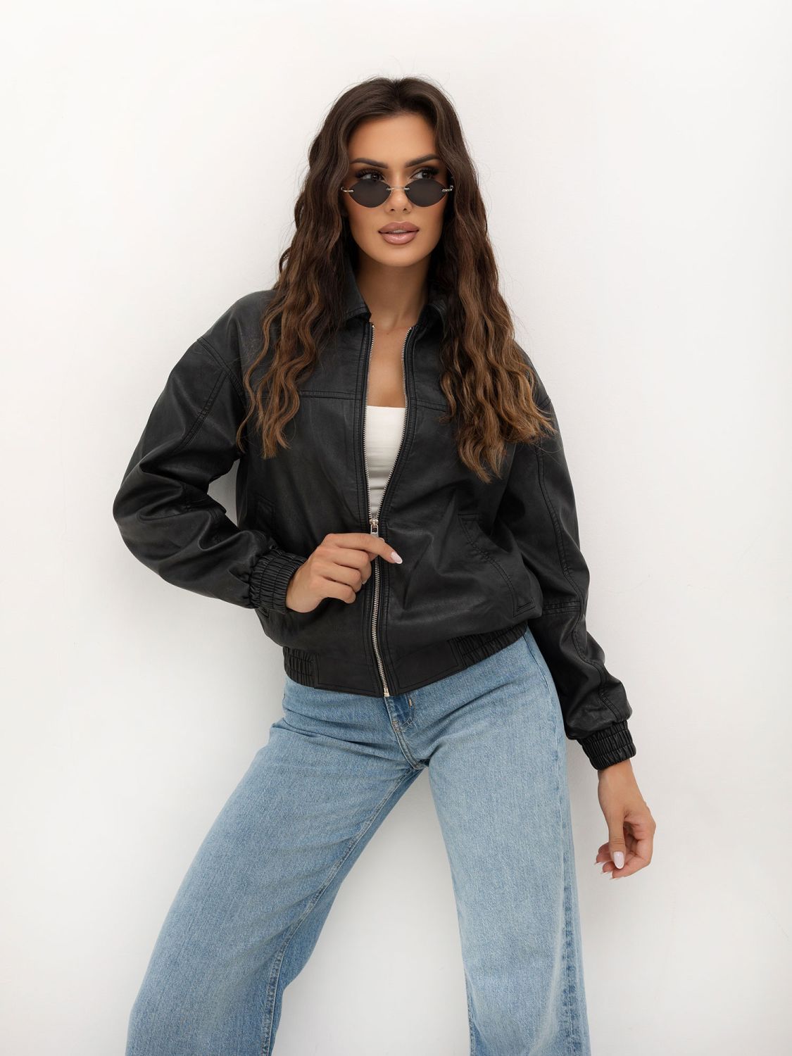 Schwarze Kunstlederjacke mit Reißverschluss