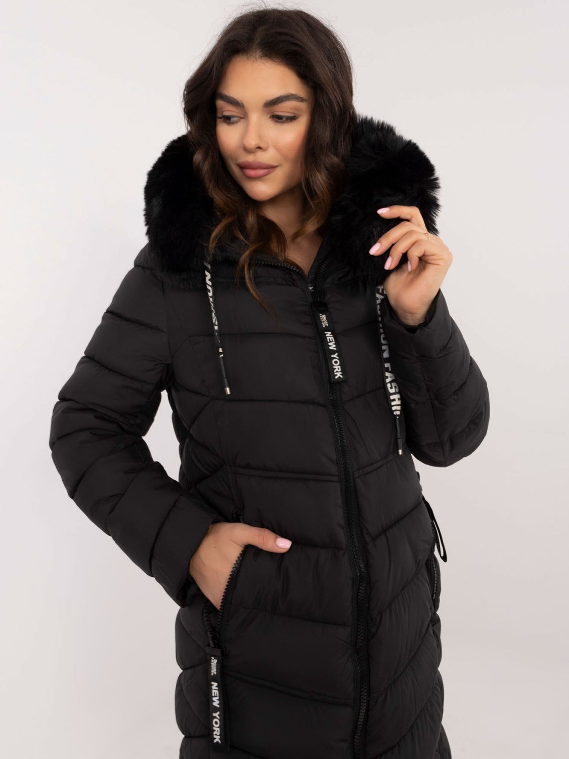 Schwarze gesteppte Winterjacke mit Kapuze