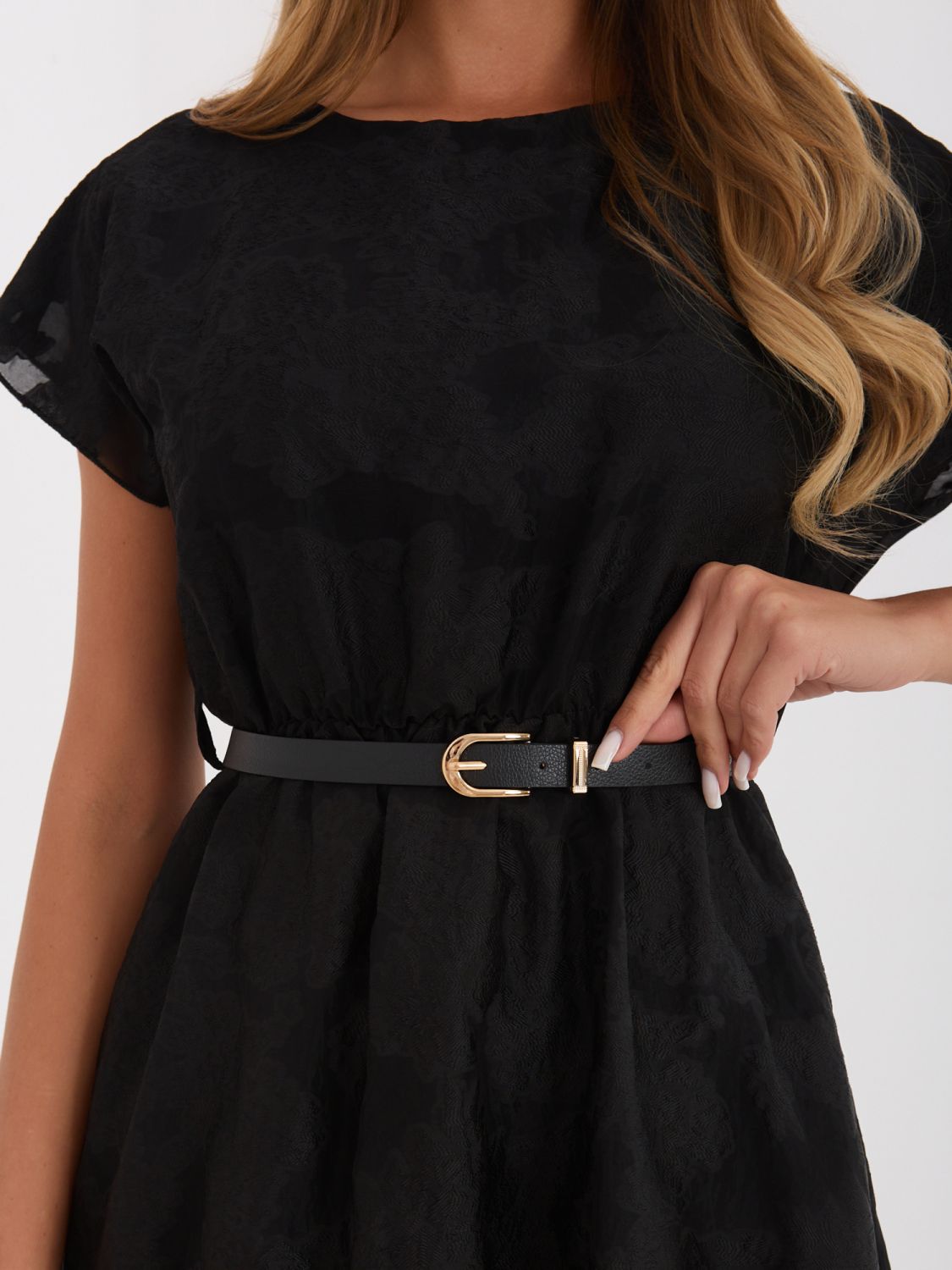 Schwarzes ausgestelltes Midi-Kleid mit Gürtel