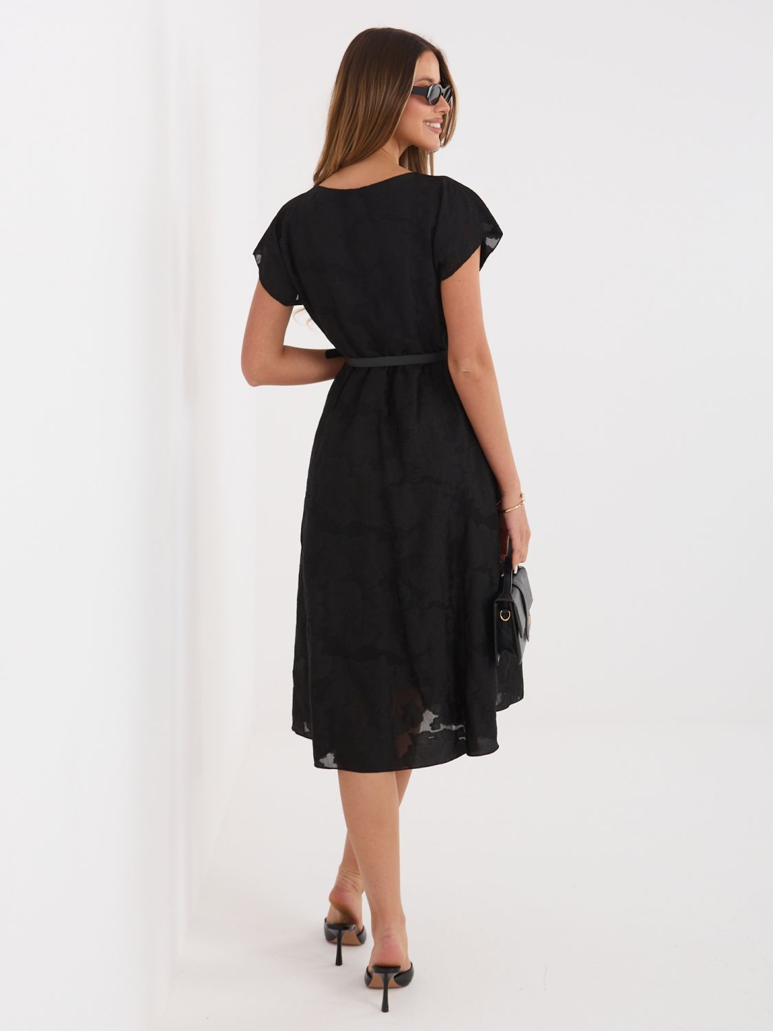 Schwarzes ausgestelltes Midi-Kleid mit Gürtel