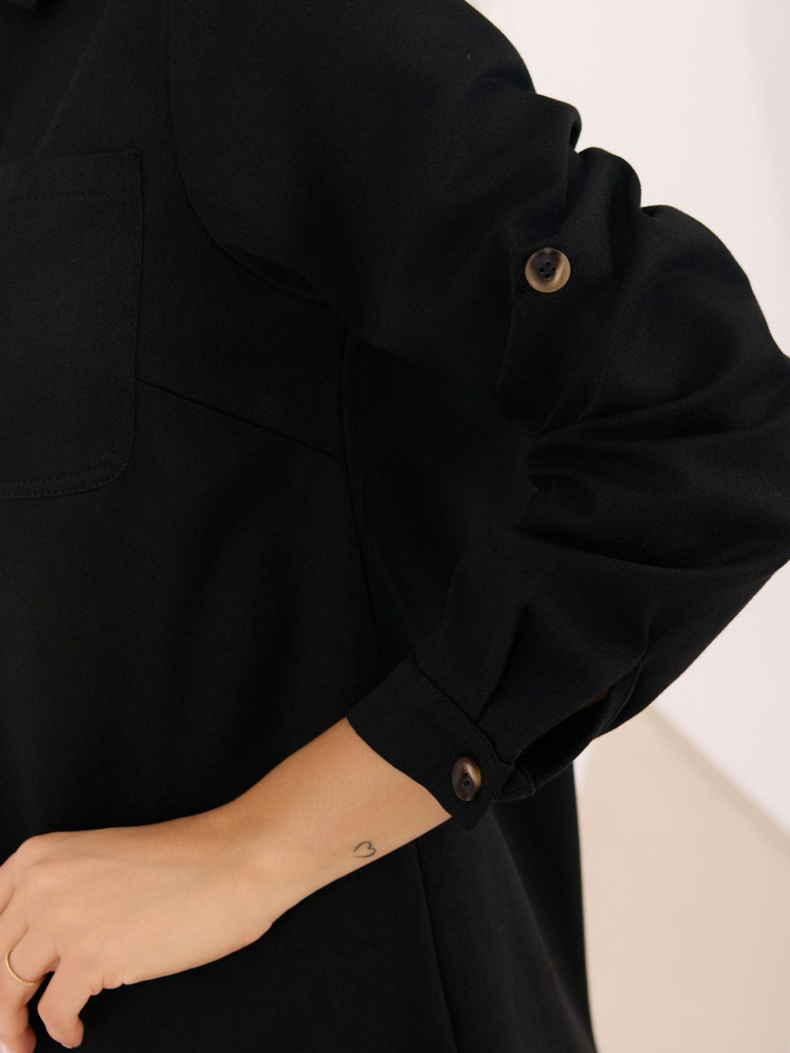 Schwarzes Hemdblusenkleid mit langen Ärmeln, Mini