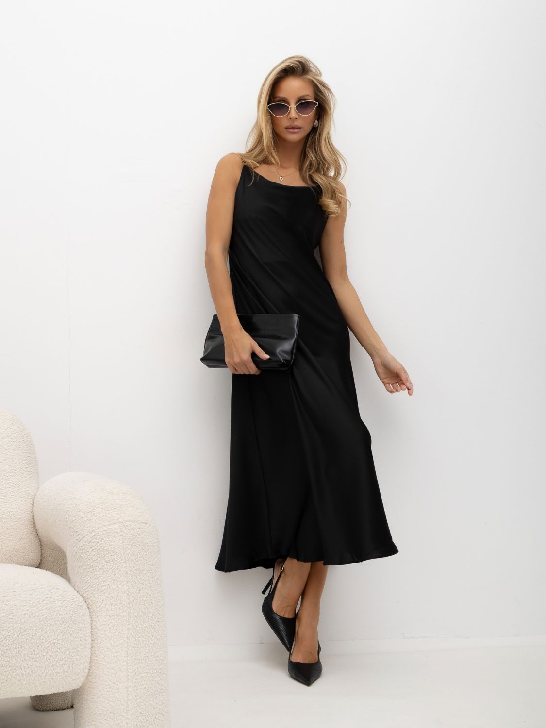 Elegantes schwarzes Midi-Kleid mit verstellbaren Trägern