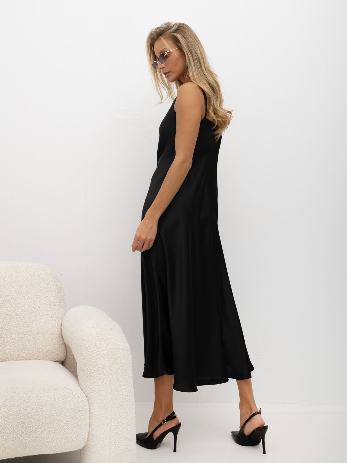 Elegantes schwarzes Midi-Kleid mit verstellbaren Trägern