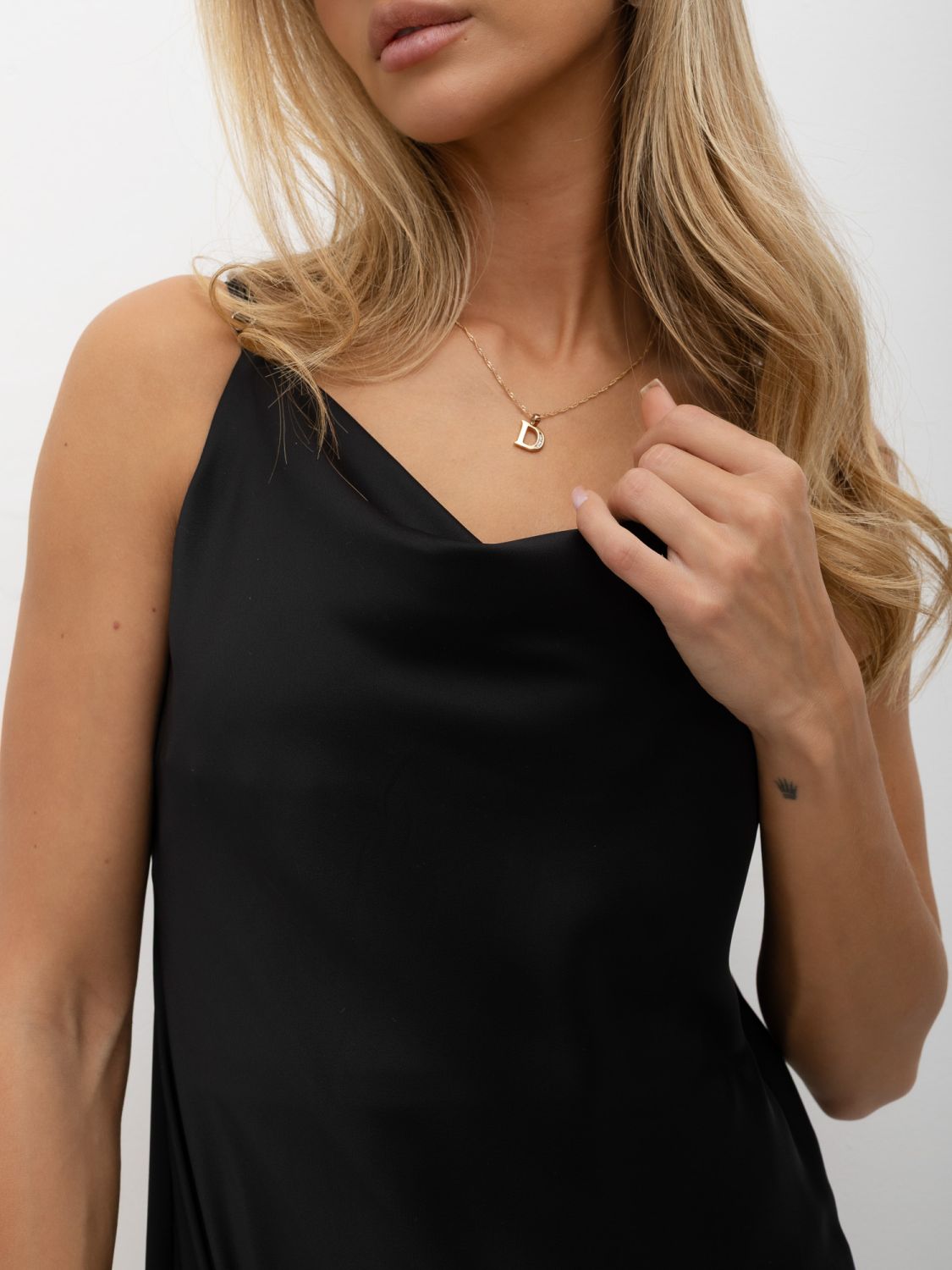 Elegantes schwarzes Midi-Kleid mit verstellbaren Trägern