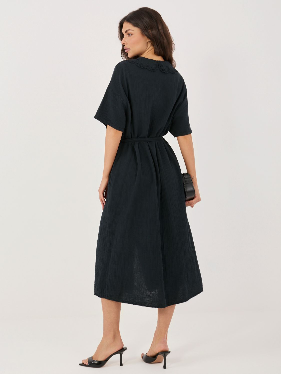 Schwarzes ausgestelltes Midi-Kleid mit Gürtel und Taschen