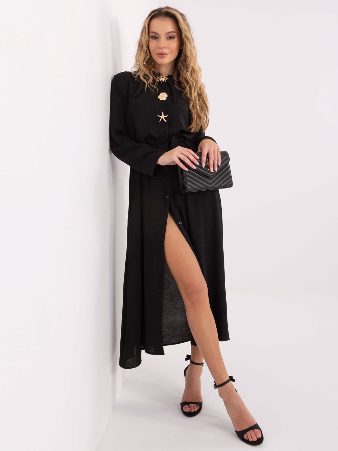 Schwarzes ausgestelltes Midi-Kleid mit Gürtel und Brosche