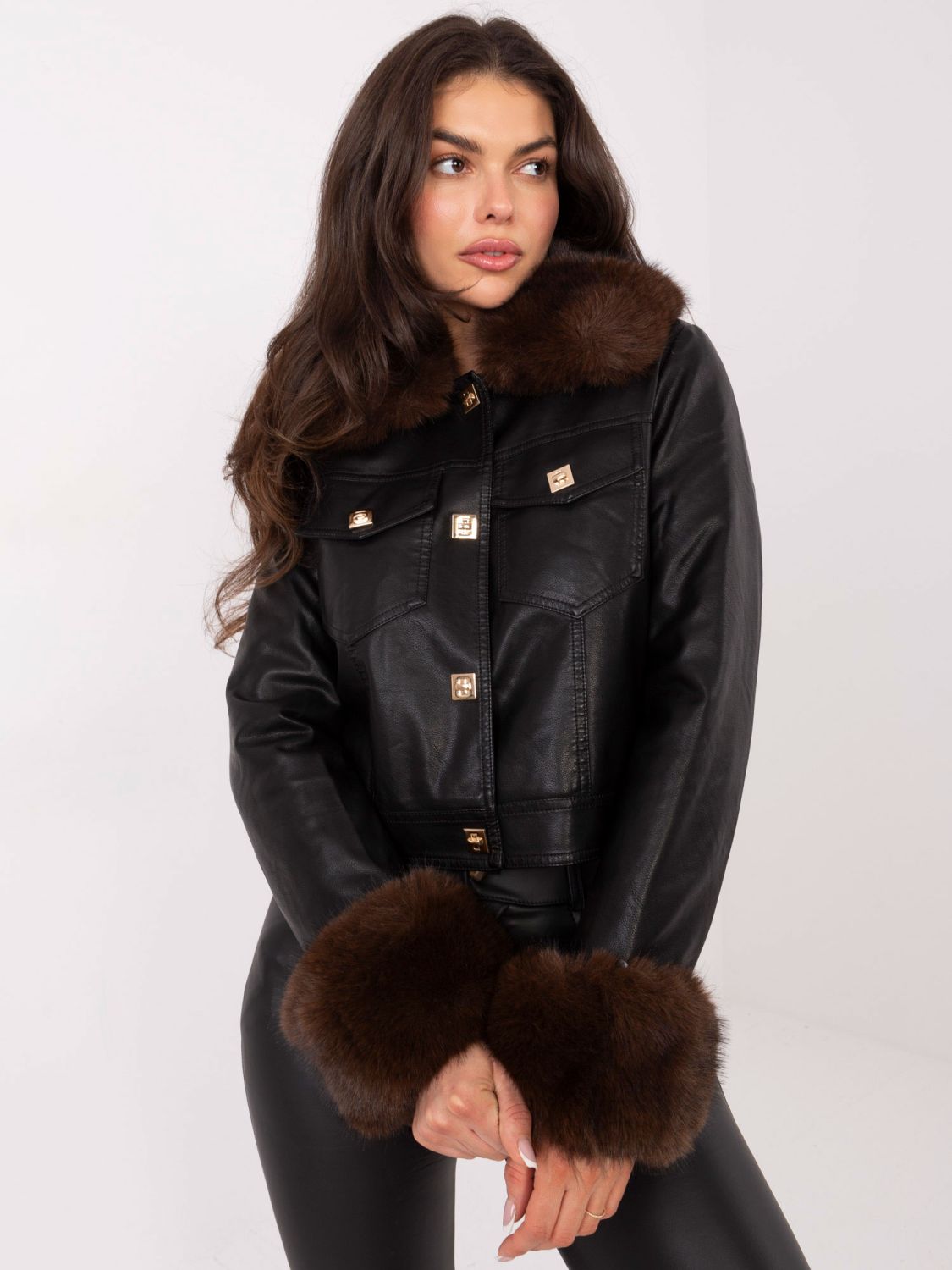 Kurze schwarze Kunstlederjacke mit Futter