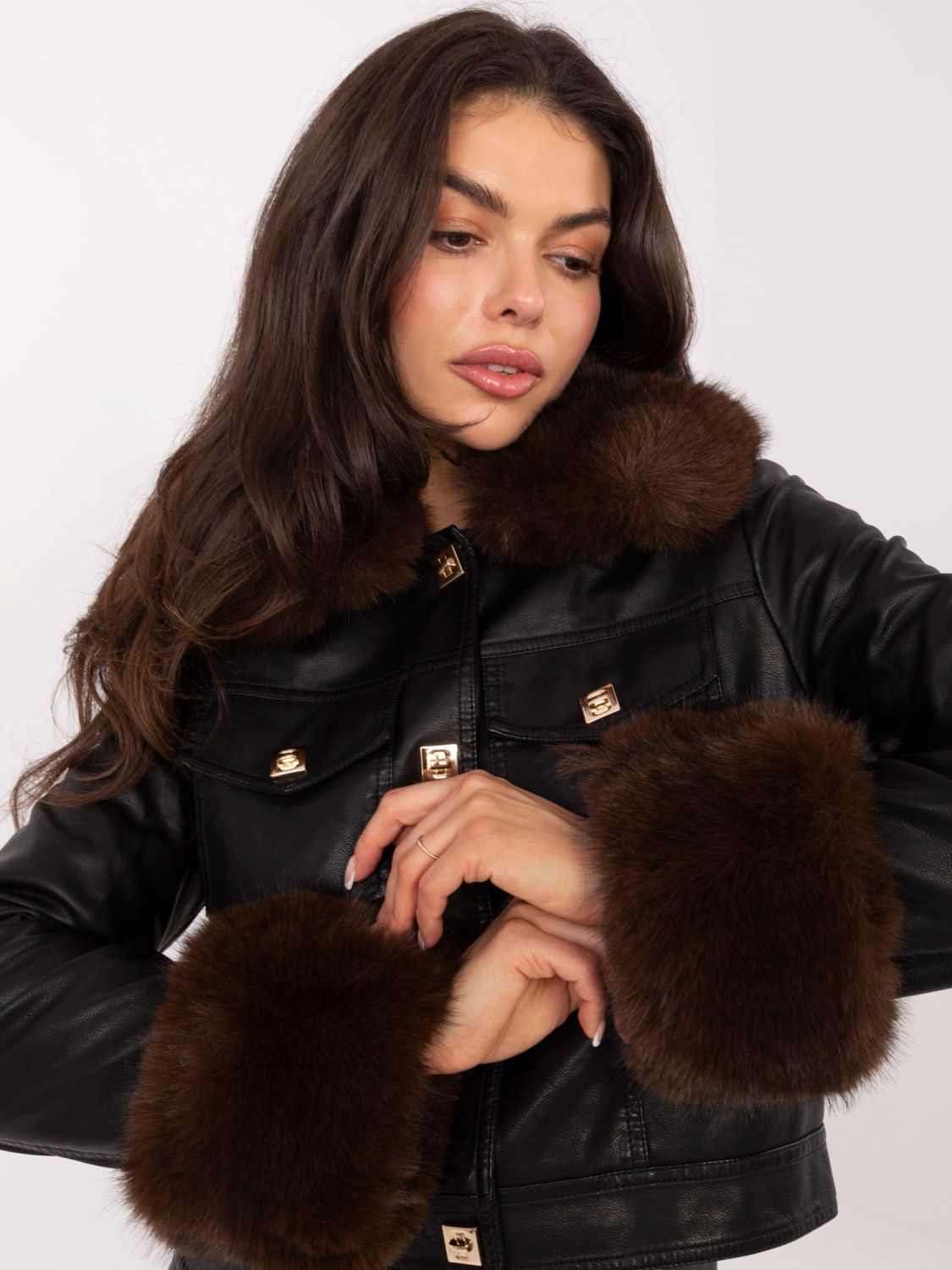 Kurze schwarze Kunstlederjacke mit Futter