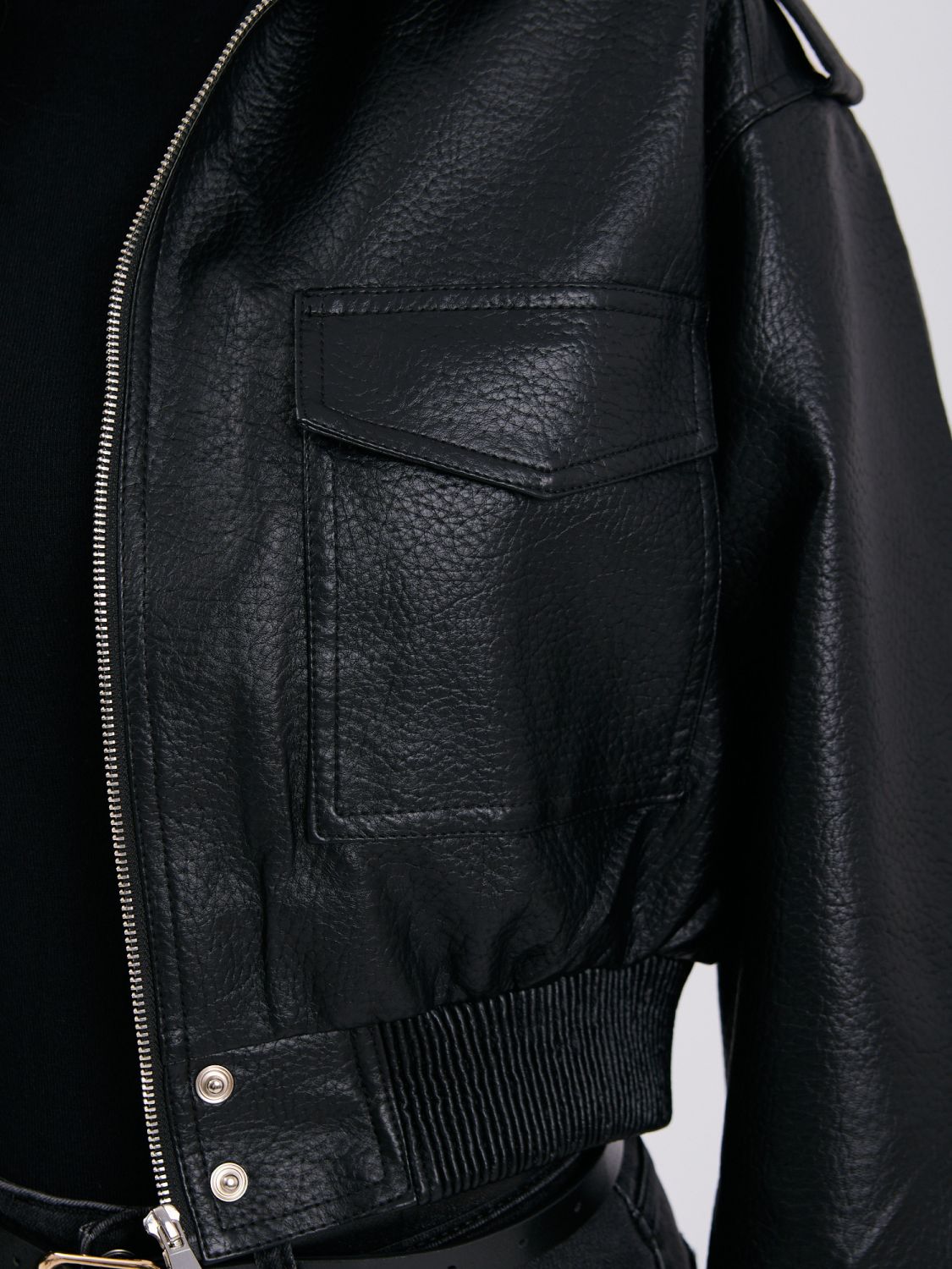 Kurze schwarze Kunstlederjacke mit Stehkragen