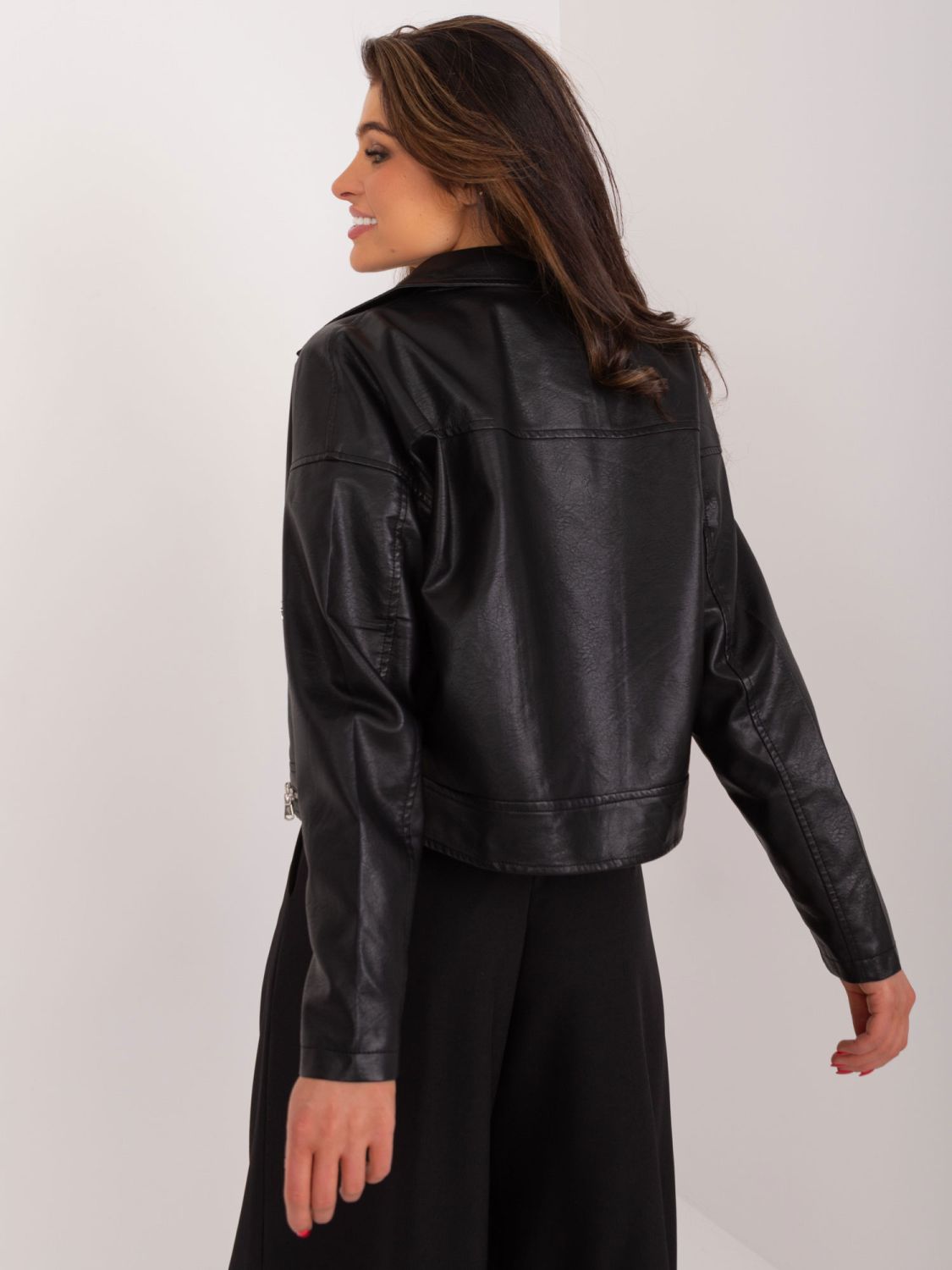 Stylische schwarze Jacke aus Kunstleder