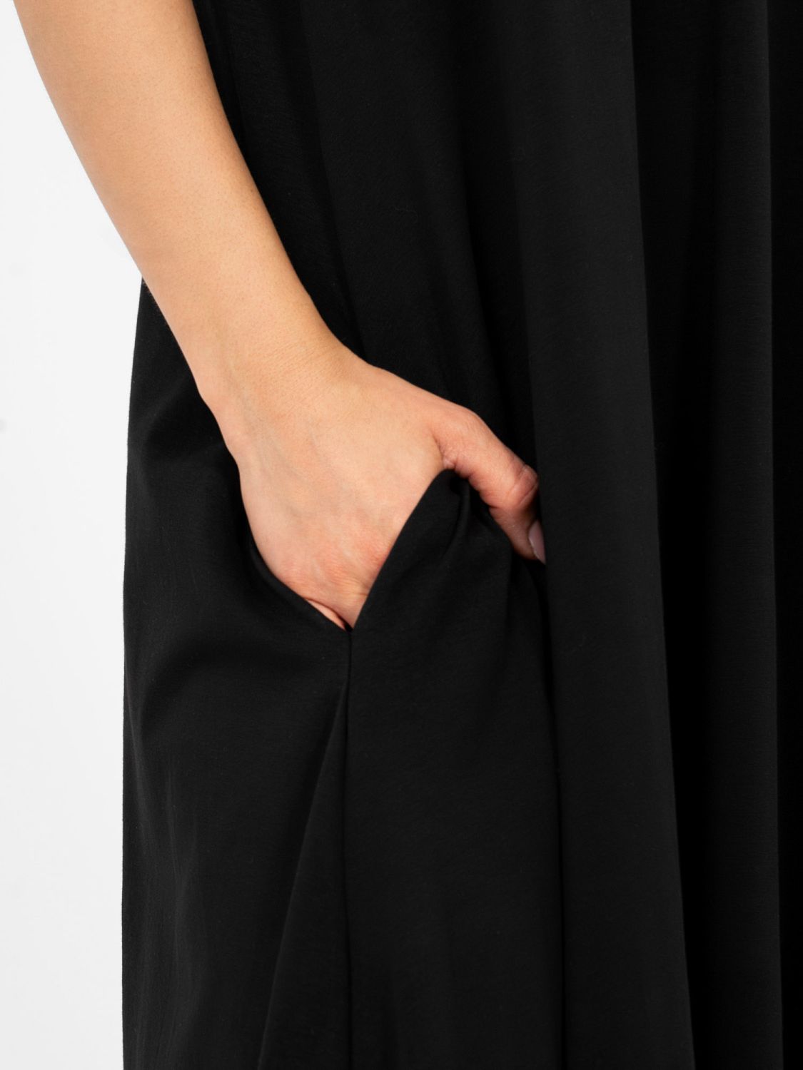 Schwarzes Maxi-Sommerkleid mit V-Ausschnitt und Taschen