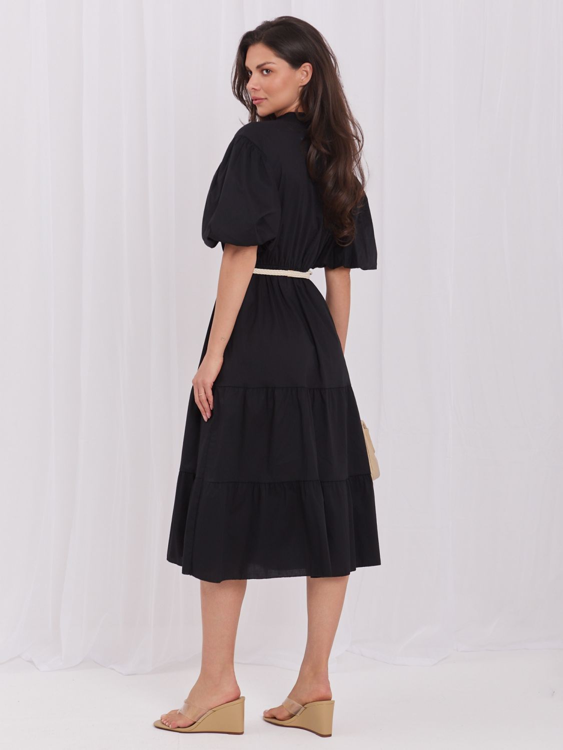Schwarzes ausgestelltes Midi-Kleid mit Gürtel und Volant