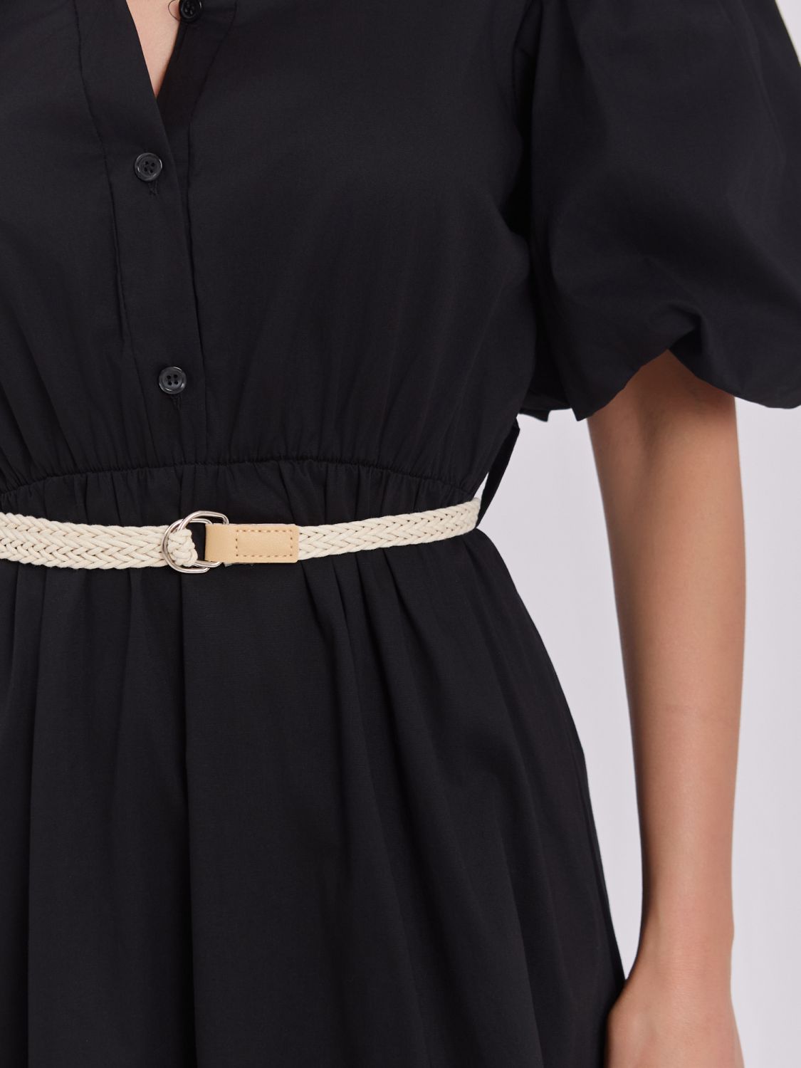 Schwarzes ausgestelltes Midi-Kleid mit Gürtel und Volant