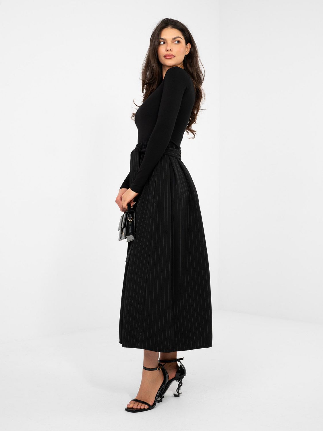 Schwarzer eleganter Midi-Rock mit Gürtel und Taschen