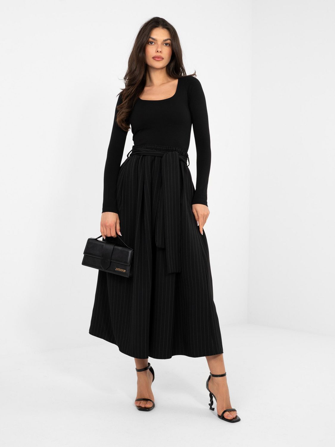 Schwarzer eleganter Midi-Rock mit Gürtel und Taschen