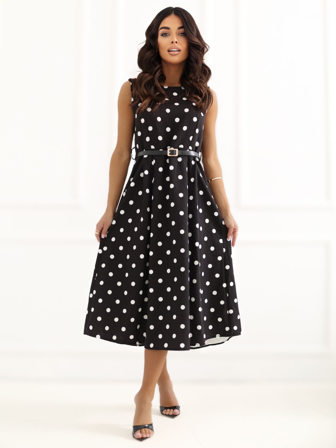 Schwarzes Midi-Kleid mit Punkten und Gürtel