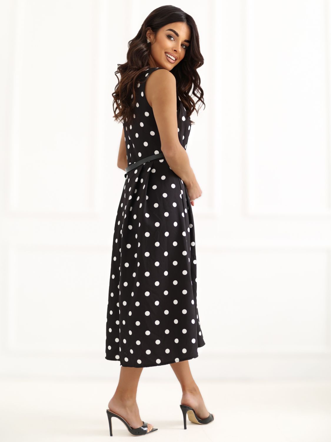 Schwarzes Midi-Kleid mit Punkten und Gürtel