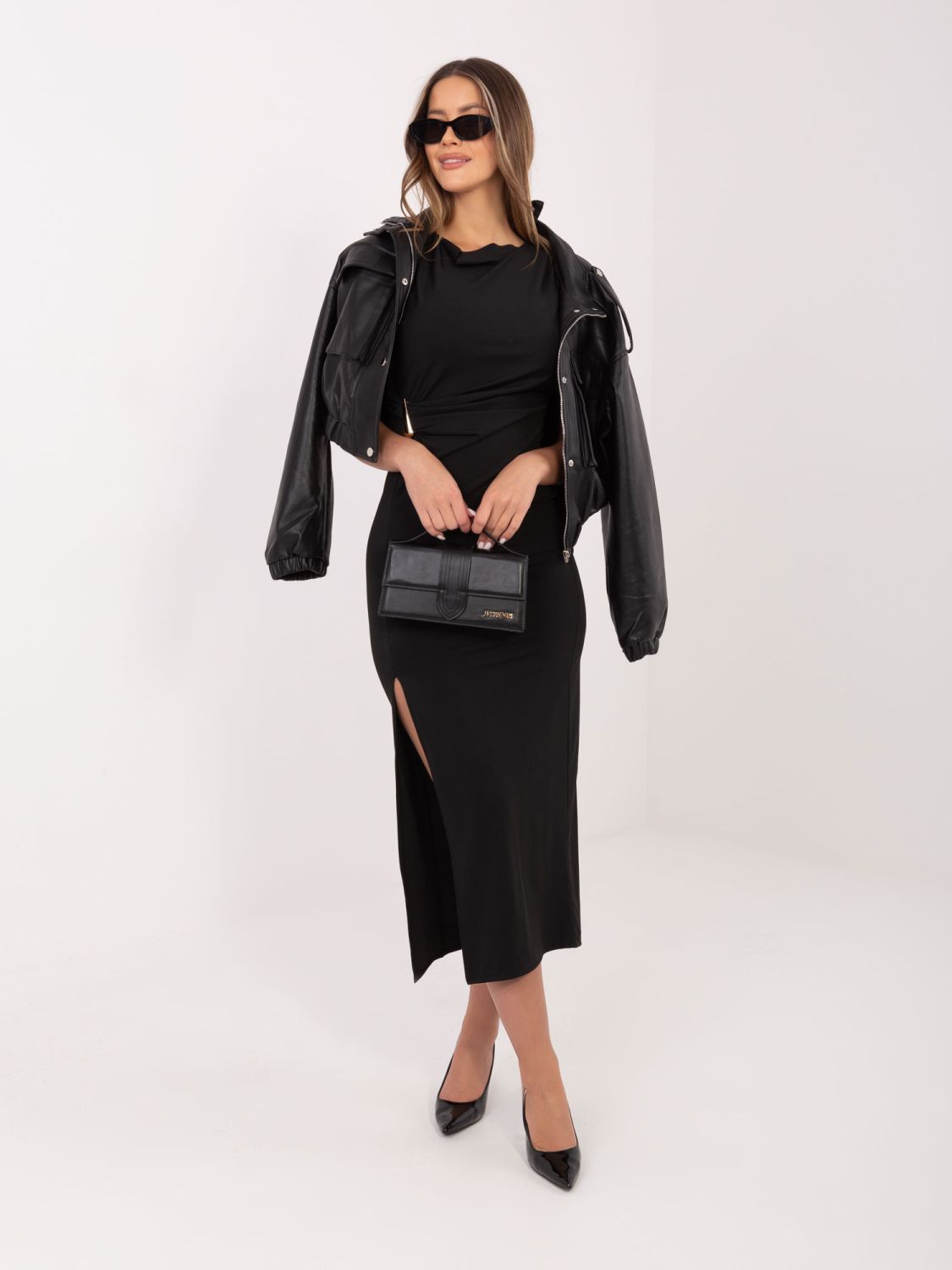 Schwarzes Midi-Kleid mit Rundhalsausschnitt und Raffungen