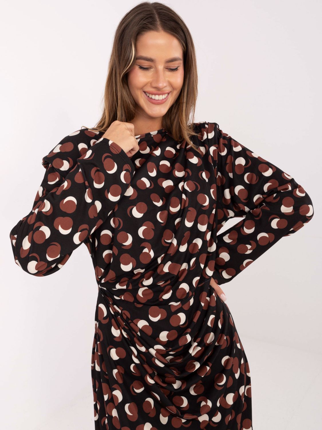 Schwarzes Midi-Kleid mit geometrischem Muster und Raffungen