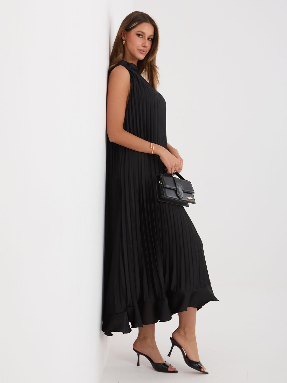 Schwarzes Cocktail-Midikleid mit Bindegürtel und Volant