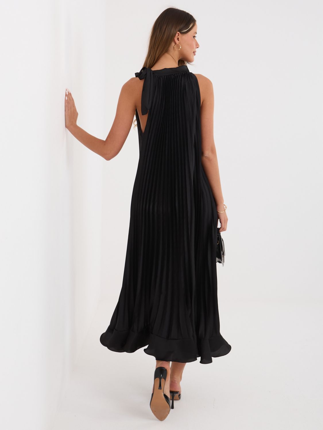 Schwarzes Cocktail-Midikleid mit Bindegürtel und Volant
