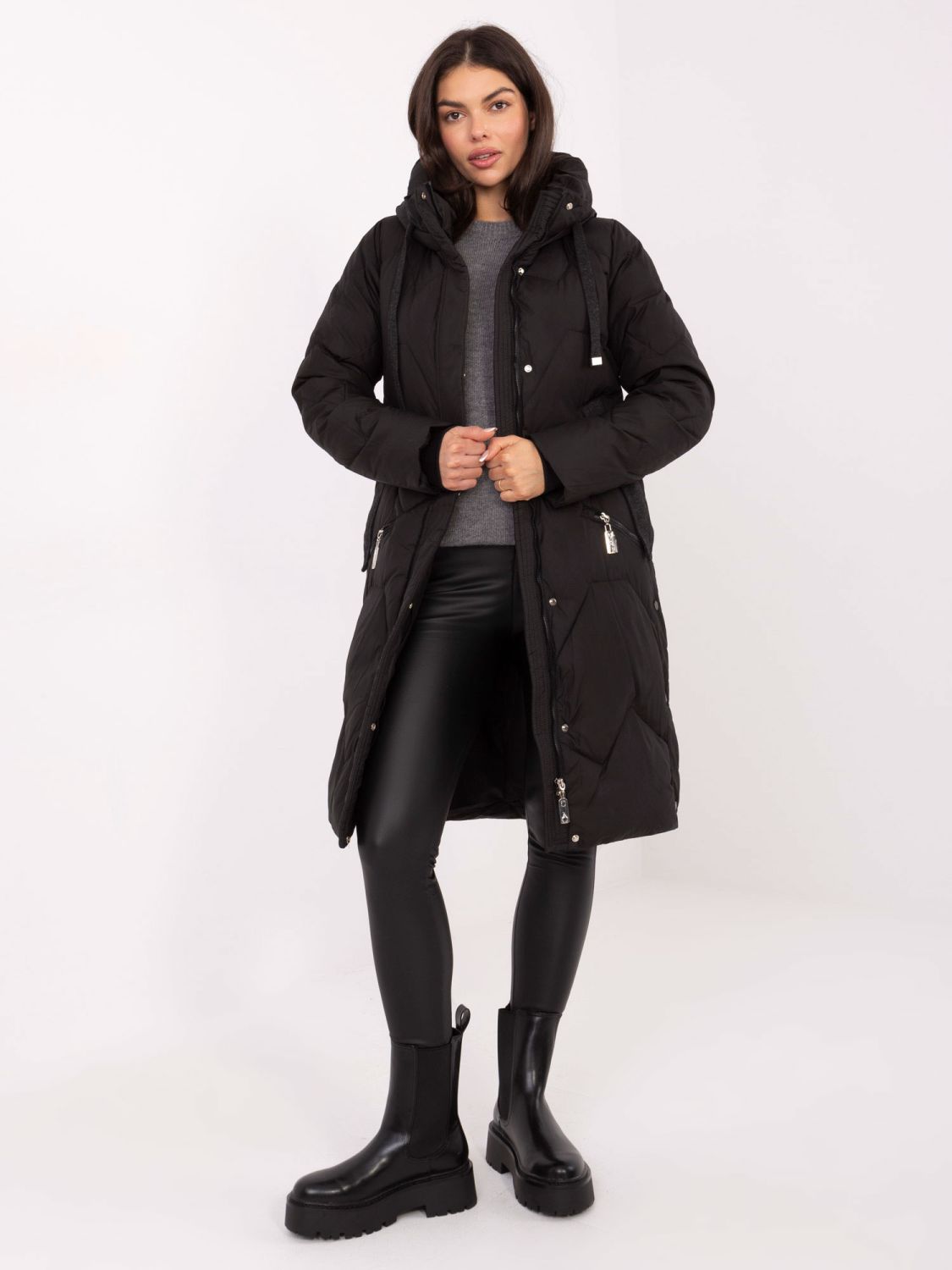 Langer schwarzer Steppmantel mit Kapuze